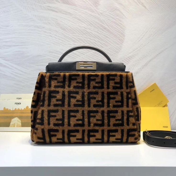 Borsa Fendi Peekaboo